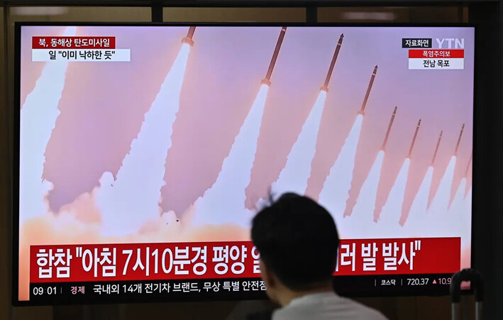 Un hombre observa una pantalla de televisión que muestra un noticiario con imágenes de archivo de un ensayo de misil norcoreano, en una estación de tren de Seúl, el 12 de septiembre de 2024. (Jung Yeon-je/AFP vía Getty Images)