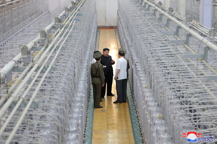 Esta foto sin fecha facilitada el 13 de septiembre de 2024 por el régimen norcoreano muestra a su líder Kim Jong Un, en el centro, en una visita de inspección a lo que dicen que es un instituto de armas nucleares y una instalación de materiales nucleares en un lugar no revelado de Corea del Norte. (Agencia Central de Noticias Coreanas/Korea News Service vía AP)