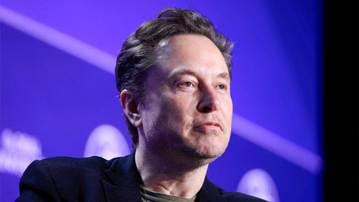 Elon Musk, director ejecutivo de SpaceX y Tesla y propietario de X, observa durante las sesiones de la Conferencia Global Milken 2024 en The Beverly Hilton en Beverly Hills, California, el 6 de mayo de 2024. (David Swanson/Reuters)