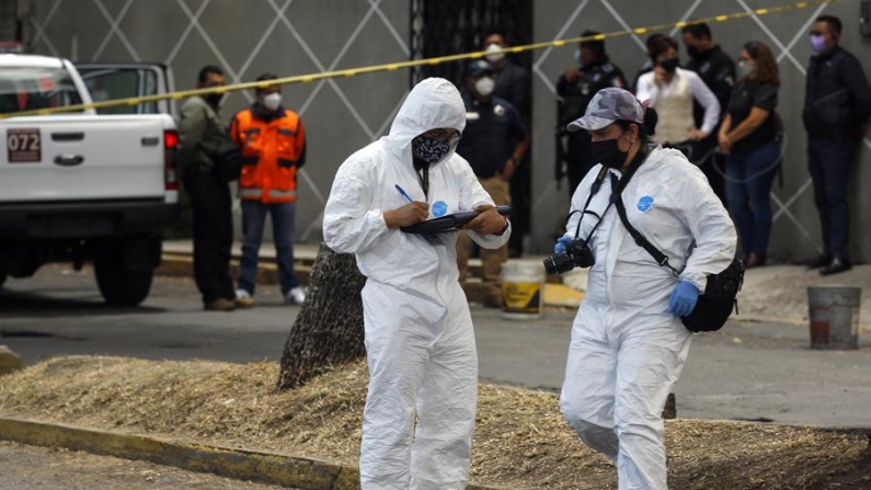 Imagen de archivo de trabajadores forenses en una escena de crimen en México. EFE/Hilda Ríos