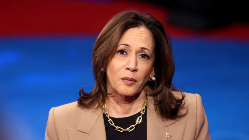 La vicepresidenta de EE.UU. y candidata presidencial demócrata, Kamala Harris, escucha a Ivett Castillo (fuera de cuadro) hablar sobre la pérdida de su madre, durante un evento Town Hall organizado por Univision en la Universidad de Nevada Las Vegas, en Las Vegas, Nevada, el 10 de octubre de 2024. (RONDA CHURCHILL/AFP via Getty Images)