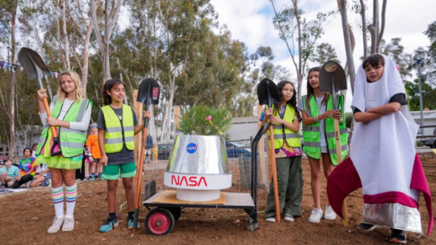 Escuela del sur de California planta un «árbol lunar» cultivado con semillas enviadas al espacio