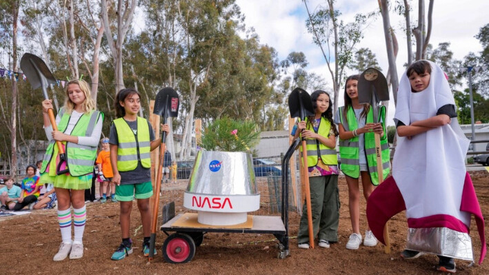 Estudiantes de la Escuela Primaria Santiago STEAM Magnet participan en una ceremonia para plantar una pequeña secuoya gigante de las semillas de la misión Artemis I de la NASA que viajó alrededor de la luna dos veces, en Lake Forest, California, el 14 de octubre de 2024. (Damián Dovarganes/AP Foto)