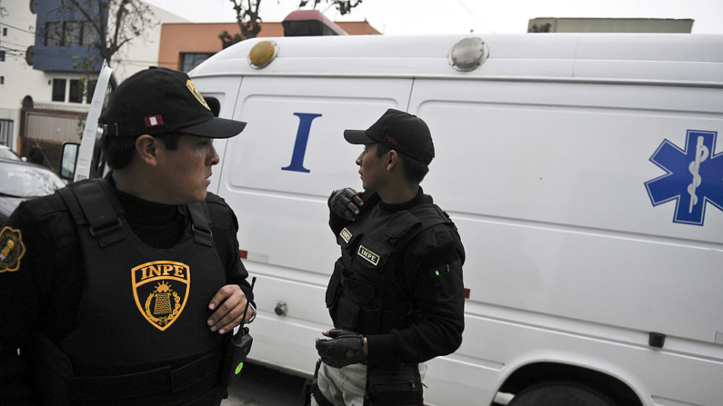 Policías parados frente a una ambulancia en Lima (Perú), en una imagen de archivo. (Ernesto Benavides/AFP/Getty Images)