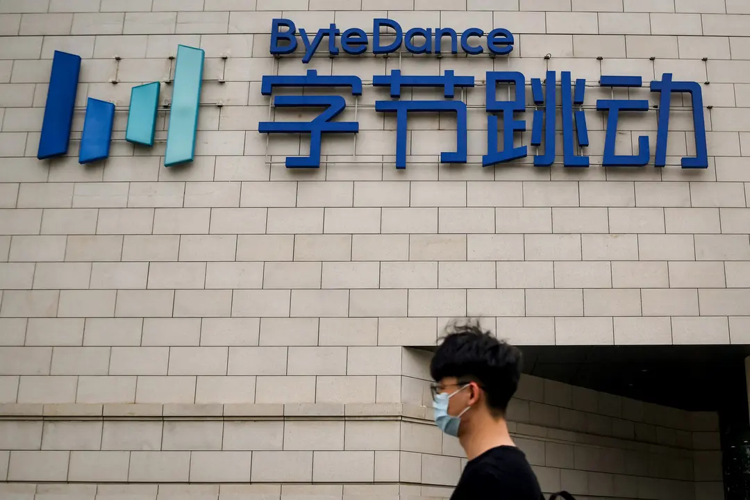 Un empleado camina frente a la sede de ByteDance, propietaria de TikTok, en Beijing, el 5 de agosto de 2020. (Noel Celis/AFP vía Getty Images)