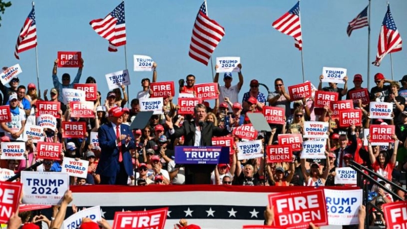 El aspirante republicano al Senado Eric Hovde (C) habla en un acto de campaña del expresidente y candidato presidencial republicano Donald Trump (I) en Racine, Wisconsin, el 18 de junio de 2024. (Jim Watson/AFP vía Getty Images)