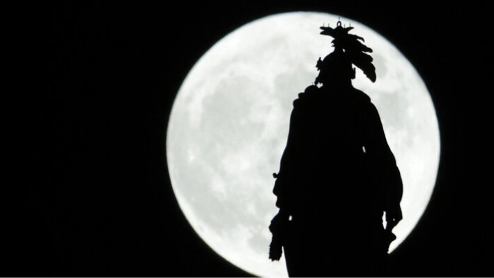 La Luna del Cazador se eleva detrás de la Estatua de la Libertad que corona la cúpula del Capitolio de Estados Unidos en Washington el 9 de octubre de 2022. (Alex Wong/Getty Images)