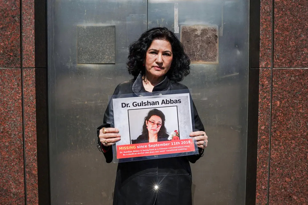 La directora ejecutiva de Campaign for Uyghurs, Rushan Abbas, sostiene una foto de su hermana, Gulshan Abbas, encarcelada por el régimen chino, durante una manifestación en Nueva York el 22 de marzo de 2021. (Timothy A. Clary/AFP vía Getty Images)