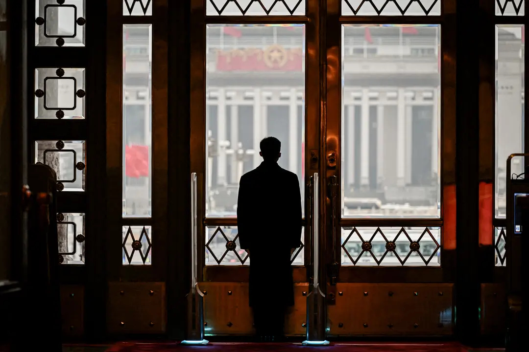 Un guardia de seguridad de servicio durante la sesión inaugural de la Asamblea Popular Nacional en el Gran Salón del Pueblo de Beijing el 5 de marzo de 2024. (Wang Zhao/AFP vía Getty Images)