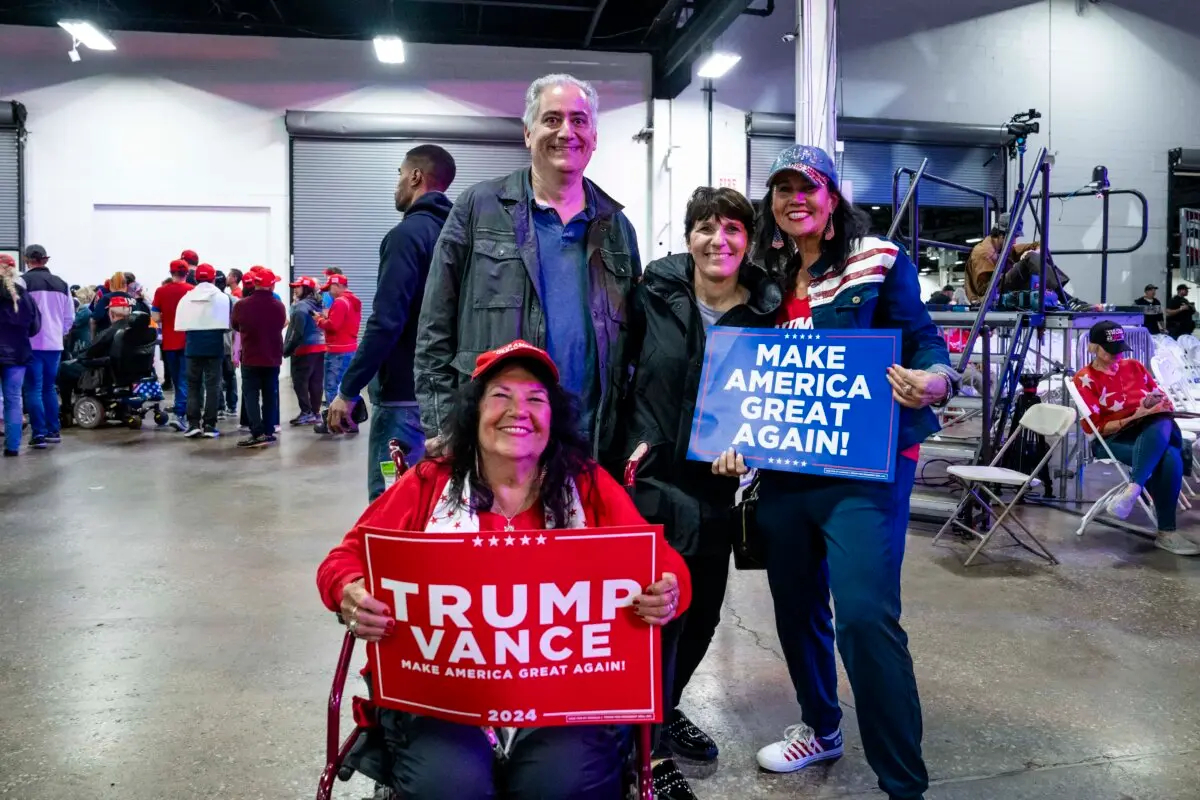 Jennifer Black, Sdesti Lordjan y su familia asisten al ayuntamiento del expresidente Donald Trump en Oaks, Pensilvania, el 14 de octubre de 2024. (Madalina Vasiliu/The Epoch Times)