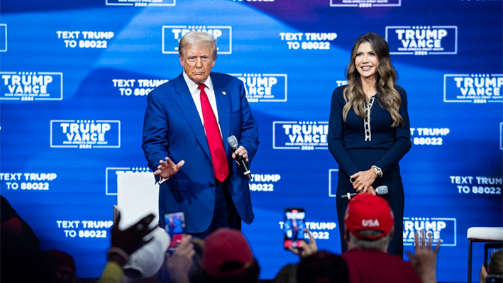 El expresidente Donald Trump (izq.) y la gobernadora de Dakota del Sur, Kristi Noem, durante un foro ciudadano en el Greater Philadelphia Expo Center & Fairgrounds de Oaks, Pensilvania, el 14 de octubre de 2024. (Madalina Vasiliu/The Epoch Times)