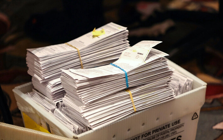 Papeletas de votación por correo en espera de ser contabilizadas. Foto de archivo, (Scott Olson/Getty Images)