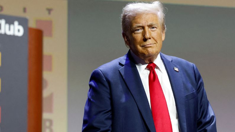 El expresidente de EE.UU. y candidato presidencial republicano, Donald Trump, llega para dirigirse al Club Económico de Detroit en el Motor City Casino en Detroit, Michigan, el 10 de octubre de 2024. (JEFF KOWALSKY / AFP) (Foto de JEFF KOWALSKY/AFP vía Getty Images)





