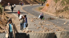 Bloqueos en defensa de Evo Morales obstruyen paso de 300 camiones con combustible