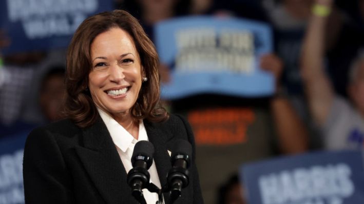 La candidata presidencial demócrata y vicepresidenta Kamala Harris se reúne con sus seguidores en el Williams Arena del Minges Coliseum, en el campus de la Universidad de East Carolina, el 13 de octubre de 2024 en Greenville, Carolina del Norte. (Alex Wong/Getty Images)