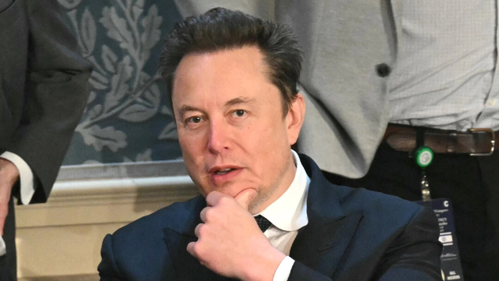 Elon Musk, director ejecutivo de Tesla, llega para el discurso del primer ministro israelí, Benjamin Netanyahu, en una reunión conjunta del Congreso en el Capitolio de Estados Unidos en Washington el 24 de julio de 2024. (Saul Loeb/AFP vía Getty Images)
