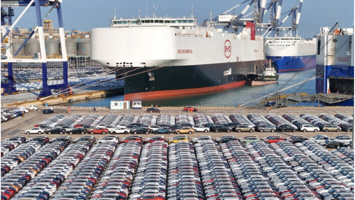 Vehículos eléctricos para la exportación son vistos antes de ser cargados en un buque en el puerto de Yantai, en la provincia oriental china de Shandong, el 10 de enero de 2024. (AFP vía Getty Images). 