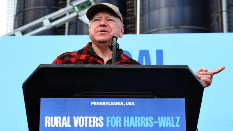 El candidato demócrata a la vicepresidencia Tim Walz habla durante un mitin de campaña en Telesz Farms en Volant, Pensilvania, el 15 de octubre de 2024. (Michael M. Santiago/Getty Images)