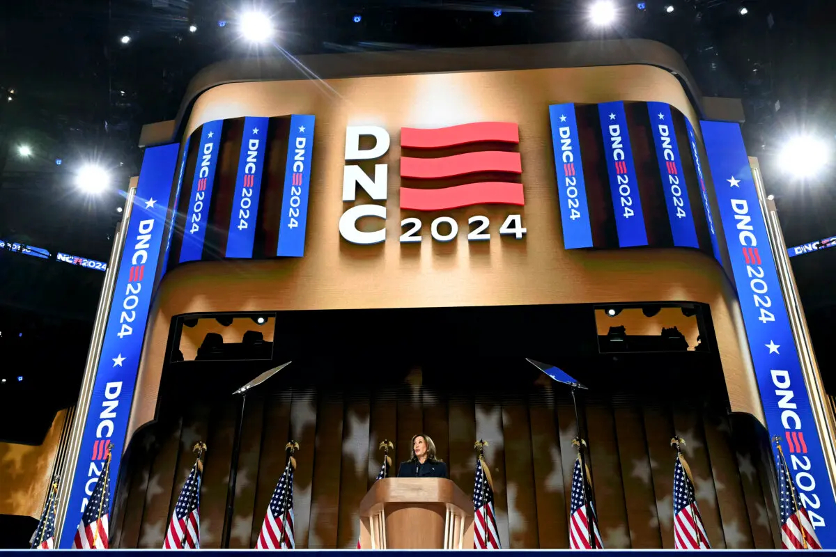 La vicepresidenta Kamala Harris habla durante el cuarto y último día de la Convención Nacional Demócrata en el United Center de Chicago el 22 de agosto de 2024. (Andrew Caballero-Reynolds/AFP vía Getty Images)