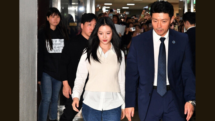 Hanni de New Jeans llega para testificar ante la Asamblea Nacional para una audiencia en Seúl, Corea del Sur, el 15 de octubre de 2024. (Kim Min-Hee - Pool/Getty Images).