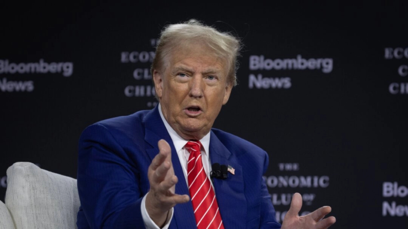 El expresidente Donald Trump es entrevistado por el redactor jefe de Bloomberg News, John Micklethwait, durante un almuerzo organizado por el Club Económico de Chicago el 15 de octubre. (Scott Olson/Getty Images)