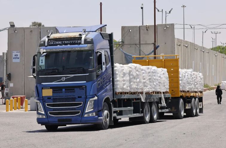 Un camión con ayuda humanitaria para la Franja de Gaza circula por el paso fronterizo de Kerem Shalom (Karm Abu Salem), entre el sur de Israel y Gaza, el 30 de mayo de 2024. (Jack Guez/AFP vía Getty Images)