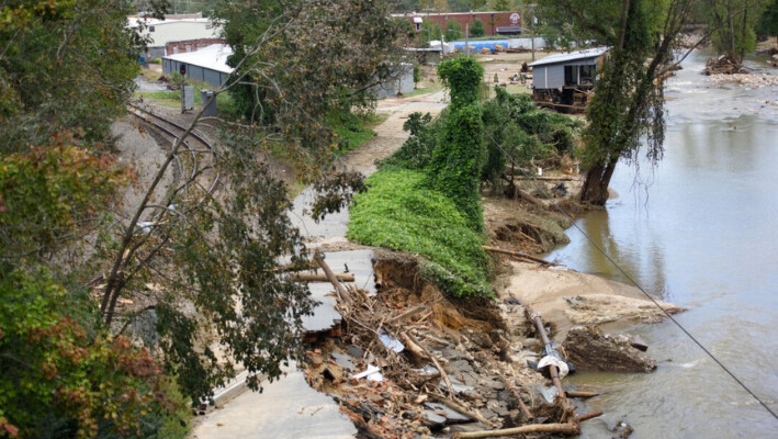 Destrucción cerca de Mill Creek hacia el centro se ve en las secuelas del huracán Helene en Old Fort, Carolina del Norte, el 30 de septiembre de 2024. (Melissa Sue Gerrits/Getty Images). 