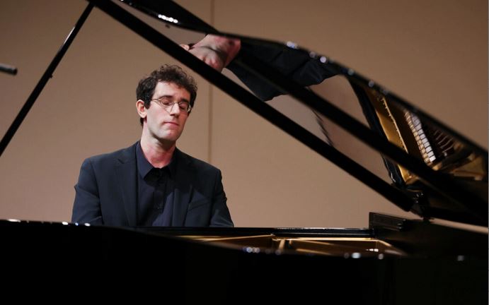 Elie Casbi actúa en el 7º Concurso Internacional de Piano del NTD en el Kaufman Music Center de Nueva York el 15 de octubre de 2024. (The Epoch Times)