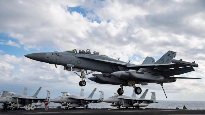 En esta fotografía de archivo, un EA-18G Growler asignado a los Zappers del Escuadrón de Ataque Electrónico (VAQ) 130 se prepara para realizar un aterrizaje detenido en la cubierta de vuelo del portaaviones USS Dwight D. Eisenhower (CVN 69), el 21 de diciembre de 2016. (Cortesía de la Marina de Estados Unidos)