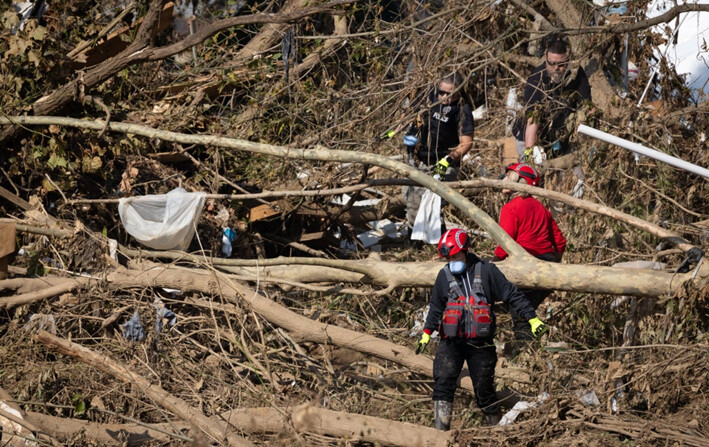 Los equipos de rescate buscan cadáveres tras el paso del huracán Helene en Asheville, Carolina del Norte, el 6 de octubre de 2024. (John Fredricks/The Epoch Times)