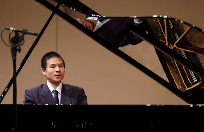 Tom Han actúa en el 7º Concurso Internacional de Piano del NTD en el Kaufman Music Center de Nueva York el 15 de octubre de 2024. (The Epoch Times)