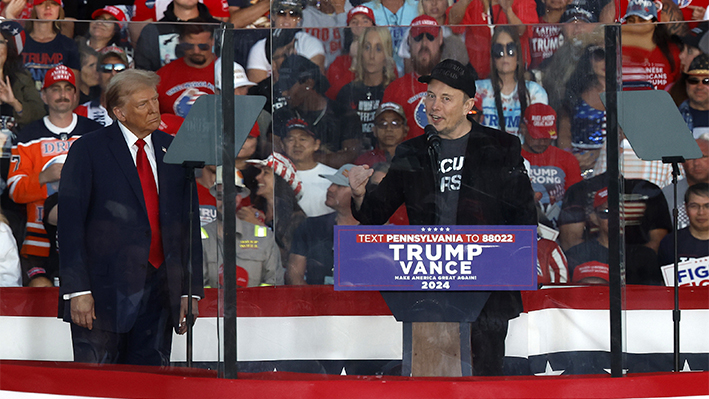 El director ejecutivo de Tesla, Elon Musk (d), apoya al candidato presidencial republicano, el expresidente Donald Trump, durante un mitin de campaña en el recinto ferial Butler Farm Show el 05 de octubre de 2024 en Butler, Pensilvania. (Kevin Dietsch/Getty Images)