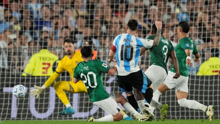 El argentino Lionel Messi marca el sexto gol de su equipo contra Bolivia durante un partido de fútbol de clasificación para el Mundial 2026 en el estadio Monumental de Buenos Aires, Argentina, el 15 de octubre de 2024. (Natacha Pisarenko/Foto AP).