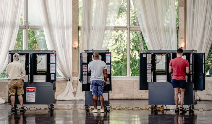 Votantes emiten su voto en las elecciones primarias de Georgia en un colegio electoral de Atlanta el 21 de mayo de 2024. (Elijah Nouvelage/Getty Images)