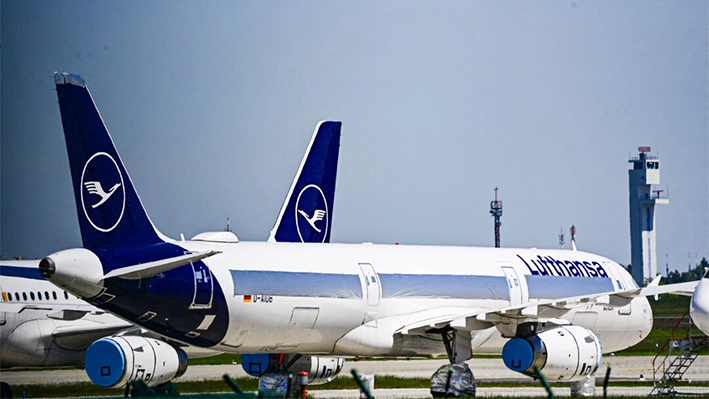 Aviones estacionados operados por la aerolínea alemana Lufthansa son fotografiados en el aeropuerto de Berlín Brandenburgo BER Willy-Brandt en Schoenefeld, cerca de Berlín, Alemania, el 31 de mayo de 2021. (Tobias Schwarz/AFP vía Getty Images)