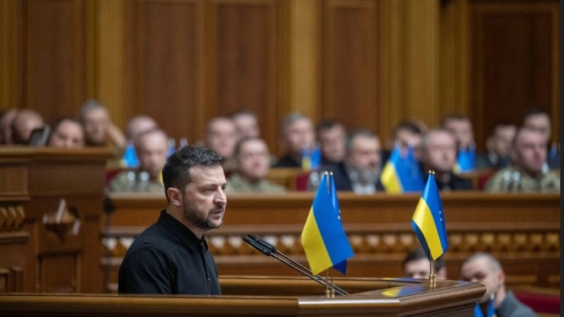 El presidente de Ucrania, Volodymir Zelenski, se dirige a los legisladores mientras presenta el llamado «Plan de la Victoria» durante una sesión del parlamento, relacionado a la invasión de Rusia, en Kiev, Ucrania, el 16 de octubre de 2024. (Reuters/Andrii Nesterenko)