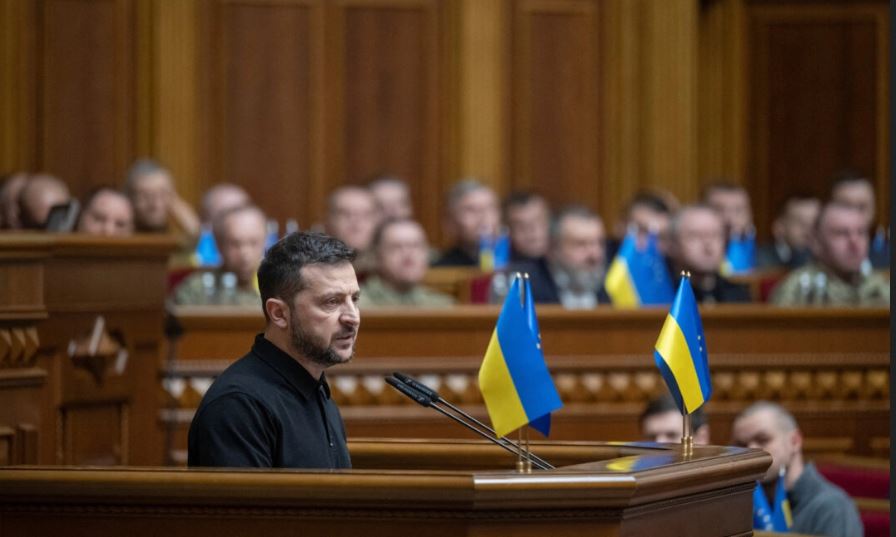 El presidente de Ucrania, Volodymir Zelenski, se dirige a los legisladores mientras presenta el llamado «Plan de la Victoria» durante una sesión del parlamento, relacionado a la invasión de Rusia, en Kiev, Ucrania, el 16 de octubre de 2024. (Reuters/Andrii Nesterenko)