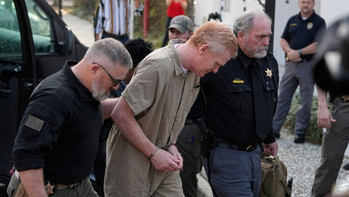 Alex Murdaugh es conducido a la corte del condado de Colleton por agentes del sheriff para ser sentenciado, el 3 de marzo de 2023, en Walterboro, Carolina del Sur, tras ser declarado culpable de dos cargos de asesinato. (Chris Carlson/Foto AP).