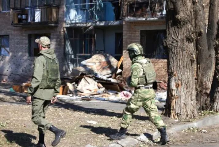 Voluntarios locales caminan junto a un edificio dañado por los ataques ucranianos en Kursk, Rusia, el 16 de agosto de 2024. (Tatyana Makeyeva/AFP vía Getty Images)