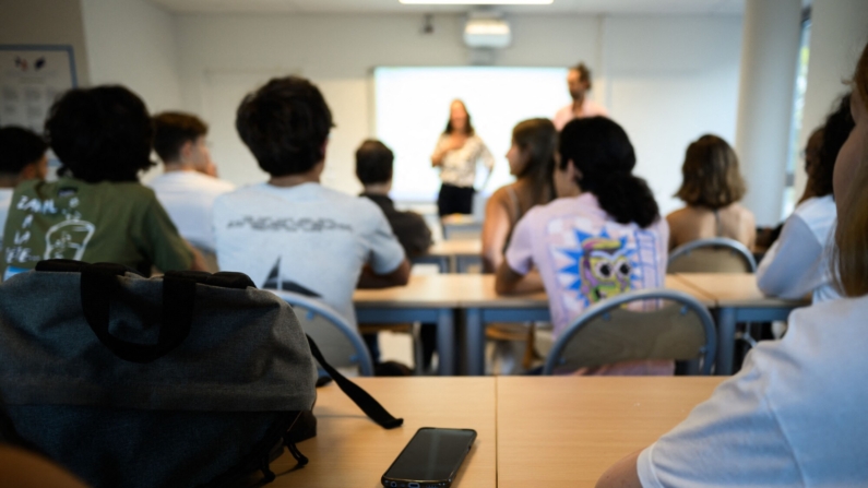 Los estudiantes escuchan a su maestro en un aula de una escuela secundaria de Lyon el primer día del nuevo año académico, el 4 de septiembre de 2023. (JEFF PACHOUD/AFP via Getty Images)