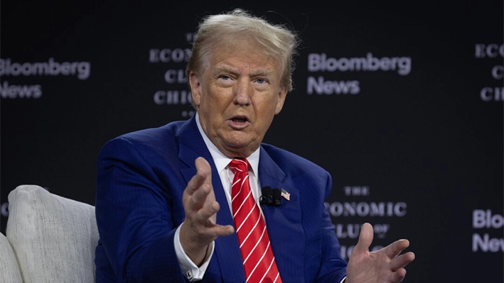 El candidato presidencial republicano y expresidente Donald Trump es entrevistado durante un almuerzo organizado por el Club Económico de Chicago en Chicago el 15 de octubre de 2024. (Scott Olson/Getty Images)