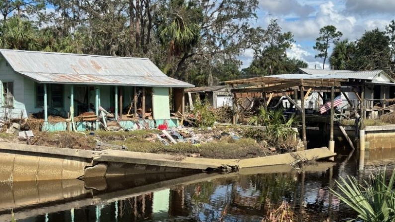 El contenido de una casa que estaba en el camino del huracán Helene yace esparcido por el porche y el patio en Suwannee, Florida, el 5 de octubre. (Nanette Holt/The Epoch Times