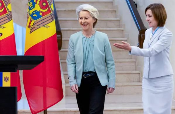 El presidente moldavo, Maia Sandu (d), recibe a la presidenta de la Comisión Europea, Ursula von der Leyen (i), en Chisinau, Moldavia, el 10 de octubre de 2024. (Elena Covalenco/AFP vía Getty Images)