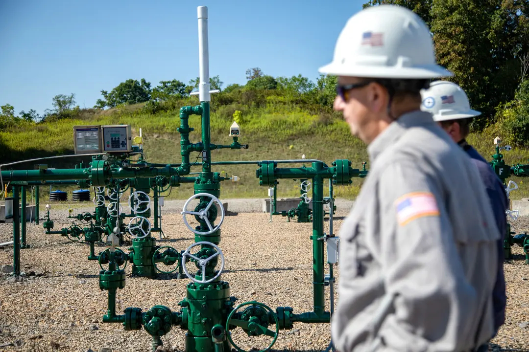 Empleados de Diversified Energy junto a un pozo de gas natural en Franklin Township, Pensilvania, el 6 de septiembre de 2024. (Rebecca Droke/AFP vía Getty Images)