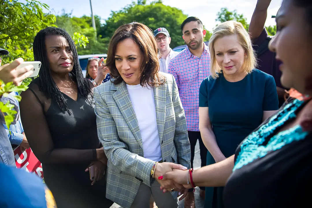 La candidata presidencial para 2020, la senadora Kamala Harris (D-California) (C), y la senadora Kirsten Gillibrand (D-Nueva York) (D) visitan un centro de detención para menores no acompañados en Homestead, Florida, el 28 de junio de 2019. (Joe Raedle/Getty Images)