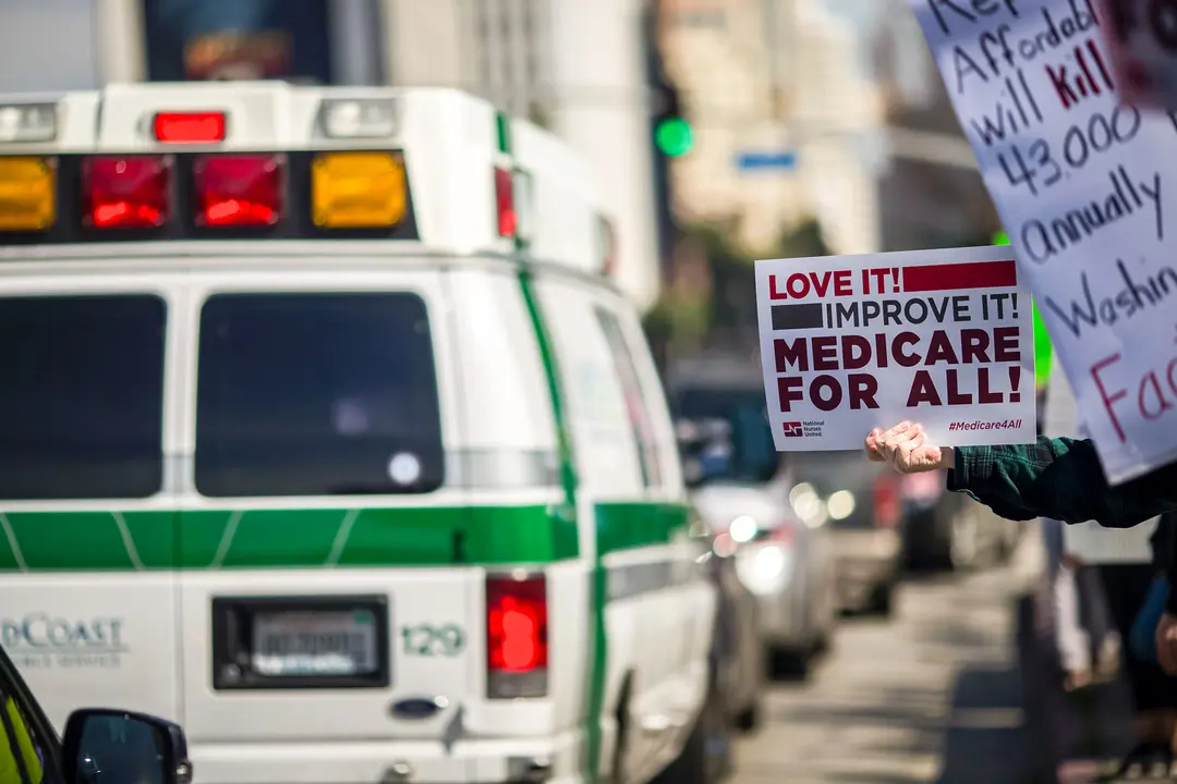 Una ambulancia pasa junto a manifestantes que apoyan la Ley de Asistencia Asequible cerca del Edificio Federal Wilshire en Los Ángeles el 25 de enero de 2017. (David McNew/AFP vía Getty Images)