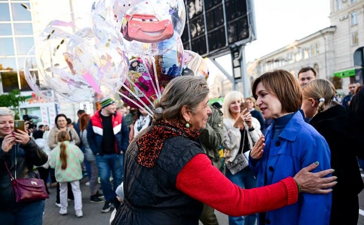 La presidenta moldava Maia Sandu (d) habla con una mujer en Chisinau, Moldavia, el 14 de octubre de 2024. (Daniel Mihailescu/AFP vía Getty Images)