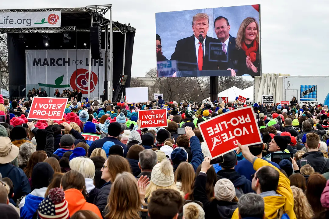 Partidarios provida escuchan el discurso del presidente Donald Trump en la 47ª "Marcha por la Vida" anual en Washington el 24 de enero de 2020. (Olivier Douliery/AFP vía Getty Images)