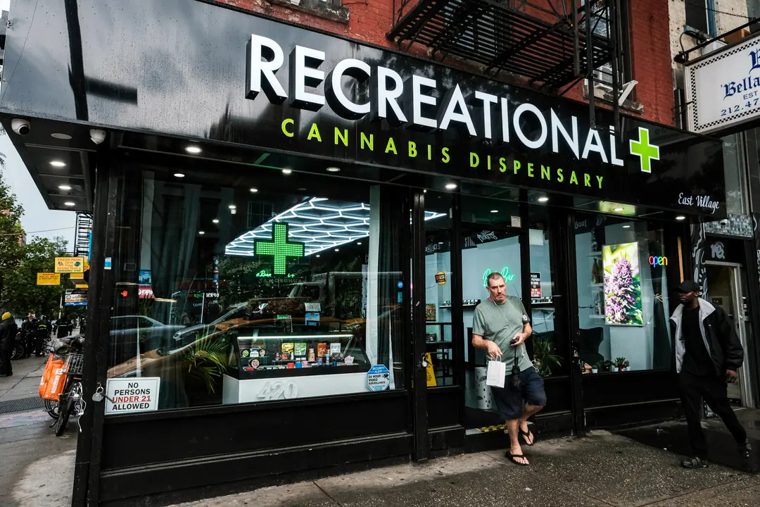 Un dispensario de marihuana legal se encuentra en el barrio de East Village de Nueva York el 16 de junio de 2023. (Spencer Platt/Getty Images)