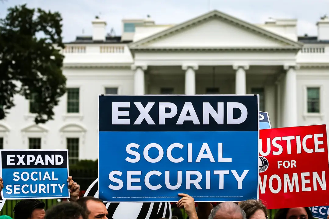 Personas se manifiestan para pedir la ampliación de las prestaciones de la Seguridad Social, frente a la Casa Blanca el 13 de julio de 2015. (Win McNamee/Getty Images)